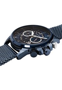 Reloj cronógrafo con caja de metal negro y correa de malla. Cuenta con una esfera en azul oscuro, manecillas plateadas y tres subesferas con una pantalla de fecha.