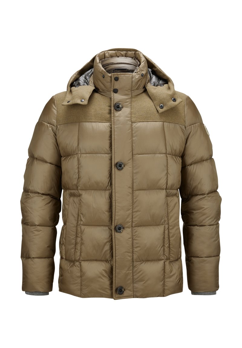 Kurze braune Steppjacke mit horizontalem Steppmuster, ausgestattet mit hohem Kragen, Knopfverschluss und kontrastierenden Stoffakzenten an den Schultern.