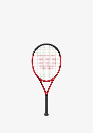 Raqueta de tenis roja y negra con un agarre negro y un logo "W" rojo sobre cuerdas blancas, aislada sobre un fondo blanco.