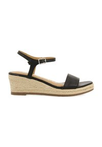 Sandalia de cuña de cuero negro con una correa ajustable en el tobillo. Suela intermedia envuelta en yute y plantilla suave. Diseño de punta abierta con textura suave.