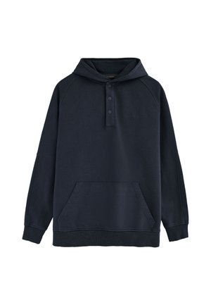Sudadera con capucha en azul marino oscuro, mangas largas, bolsillo frontal tipo canguro y tapeta con tres botones en el cuello.