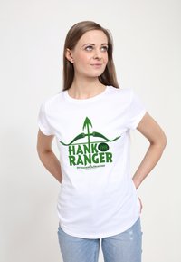 Hvid bomulds t-shirt med et grøn grafisk print med teksten "HANK THE RANGER" og et bue-design. Klassisk kortærmet snit.