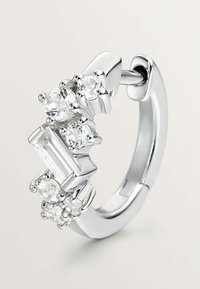Pendiente de aro de plata con cinco cristales: un corte rectangular central y cuatro cortes redondos, con superficies pulidas y un diseño de cierre sin costuras.
