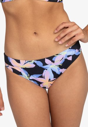 Bas de bikini fleuri avec un fond bleu marine foncé. Présente de grandes fleurs pastel en rose et bleu. Design élégant avec une texture douce.