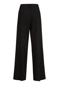 Zwarte wijde broek met een gladde textuur, met een platte tailleband en twee achterzakken. De stof lijkt stevig en op maat gemaakt.
