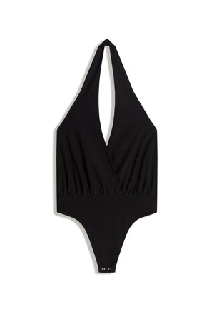 Fekete, pántos nyakú body mély V-kivágással, gy�űrt derékkal és tanga hátrésszel. Simas szövetből készült, az alján patentos záródással.