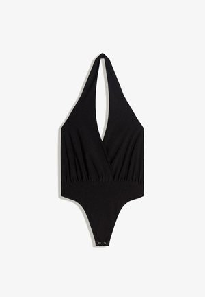 Čierne body s halter na krk, hlbokým výstrihom do V, zúženým pásom a zadnou časťou v štýle tanga. Vyrobené z hladkej tkaniny, s patentkami na spodnej strane.