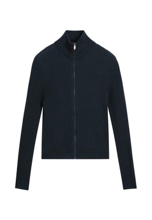 Schwarze, gerippte Strickjacke mit langen Ärmeln, hohem Kragen und Vorderreißverschluss, flach auf weißem Hintergrund liegend.