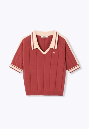 Chemise tricotée manches courtes rouge rouille avec col et poignets crème, encolure en V, rayures verticales et détail "75" sur la poitrine.