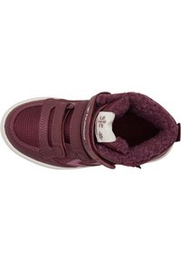 Sneakers alte color bordeaux dotate di due cinturini in Velcro, una tomaia in rete testurizzata e un interno morbido e peloso. Suola in gomma bianca visibile.