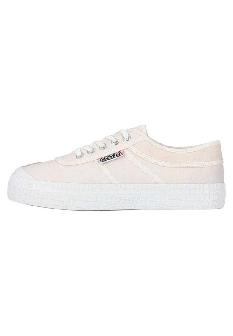 Sneakers in tela di un beige chiaro con suola in gomma bianca. Presenta un design con lacci, un logo sottile e una parte superiore testurizzata per una migliore aderenza.