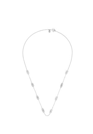 Delicado collar de cadena de plata con charms ovalados enlazados y espaciados uniformemente, asegurado con un pequeño cierre redondo de resorte.