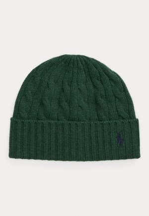 Beanie verde tricotado com punho canelado e textura de ponto de cabo. Apresenta um pequeno logótipo bordado em azul-escuro na parte frontal.