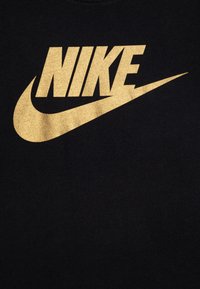 Nike Sportswear TEE FUTURA UNISEX - Triko s potiskem - black/metallic gold
