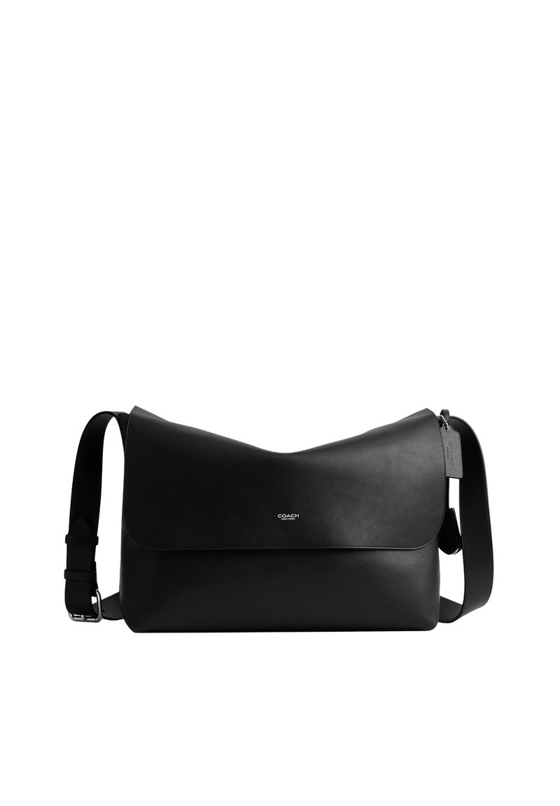 Zwarte leren Coach messenger-tas met verstelbare riem, klepsluiting en een klein logo gegraveerd aan de voorkant in het midden.