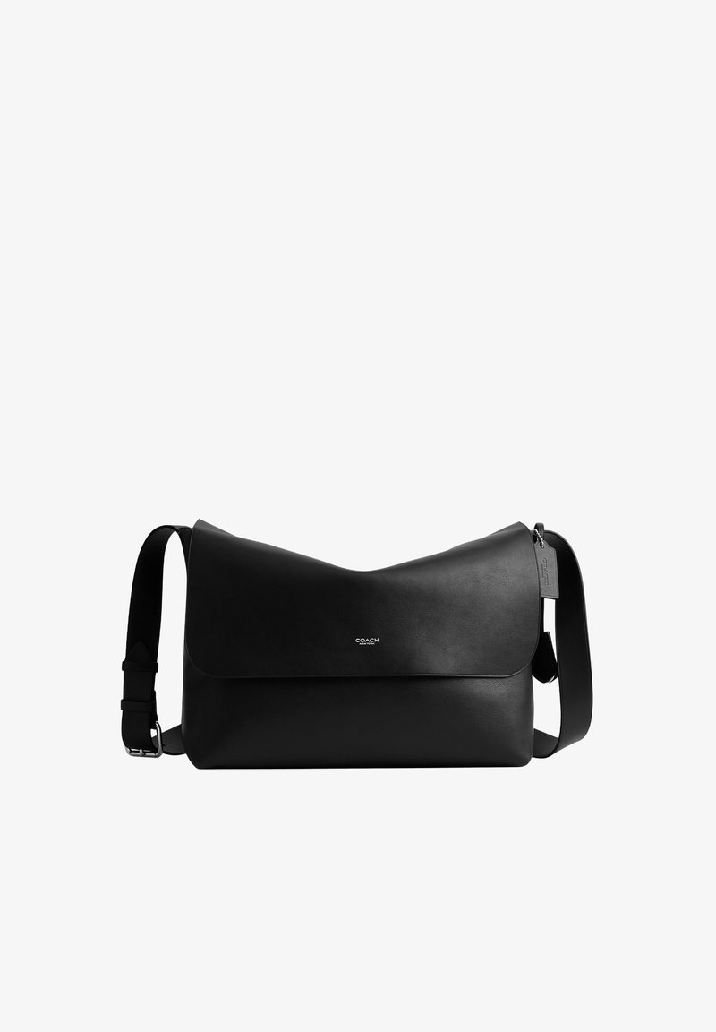 Sac messager Coach en cuir noir avec bandoulière réglable, fermeture à rabat et petit logo embossé au centre à l'avant.