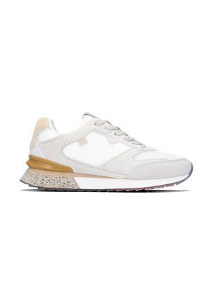 Zapatilla baja en blanco y beige con cordones grises y una suela manchada beige y blanca, vista desde el lado exterior.