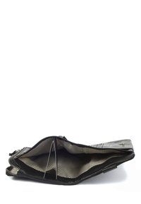 Zwarte leren clutch met een ritssluiting. Het interieur heeft een houtenpatroon in beige en zwart, met een ruime compartiment.