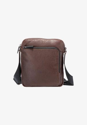 Bruine leren crossbodytas met een gestructureerd oppervlak, voorzien van een voorvak met rits en een afneembare schouderriem. Compact rechthoekig ontwerp.