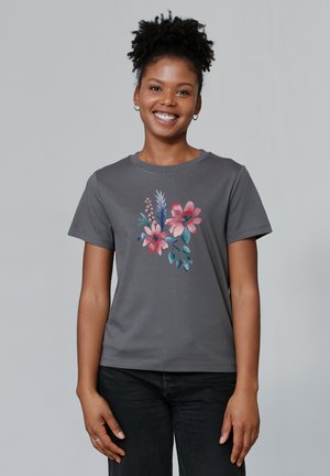 T-shirt gris à manches courtes avec un imprimé floral dans des teintes de rose et de bleu sur le devant. Tissu doux avec une coupe décontractée et un col rond.