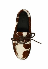 Bruin en wit koeienhuid instapschoen met een ronde neus, zwarte voering en bruine veters. Heeft een structuur met een vachtoppervlak en contrasterende stiksels.