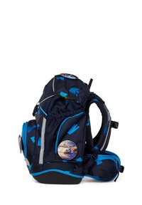 Sac à dos en tissu bleu marine avec des accents bleus, présentant des motifs triangulaires, des bandes réfléchissantes et des patches graphiques circulaires sur les côtés.