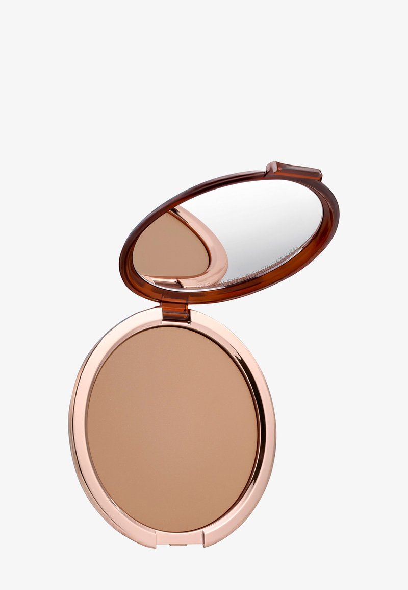 Bronzer compatto in una custodia rotonda con specchio. Presenta una superficie liscia opaca di tonalità marrone chiaro con interno riflettente. Accenti in oro rosa.