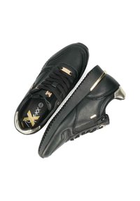 Černé kožené tenisky se zlatými akcenty, s designem na šněrování, texturovanou podrážkou a značkováním na stélce a boku.