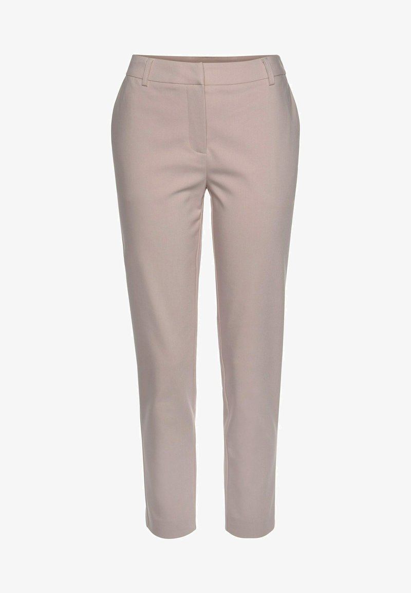 Pantalon beige slim fit avec passants de ceinture, fermeture éclair à l'avant et poches latérales, conçu pour une coupe élégante et moderne.