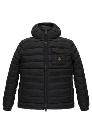 Giacca a vento nera con cappuccio, design trapuntato orizzontale, chiusura con zip, tasca sul petto sinistro con automatico e dettaglio del logo del marchio.