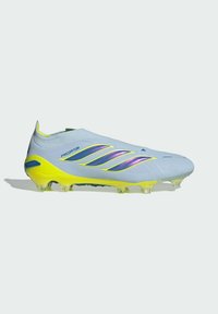 Chaussure de football Adidas Predator bleu clair avec semelle jaune néon et bandes iridescentes violet-vert, vue de profil sur fond blanc.