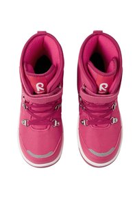 Różowe wysokie buty z tkaniny z metalowymi oczkami na sznurowadła, wyściełanym kołnierzem i białymi gumowymi podeszwami. Odbijające światło detale z przodu.