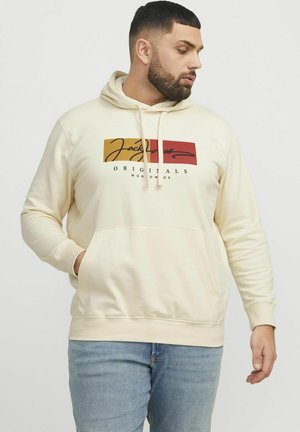 Cremefarbener Kapuzenpullover mit einem Frontgrafik in rotem, gelbem und schwarzem Text. Verfügt über eine Kordelzugkapuze und eine Kängurutasche. Weicher Stoff.
