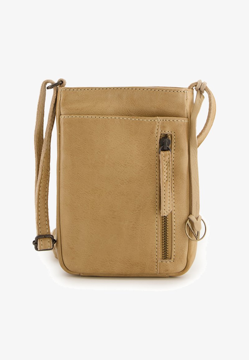 Sac bandoulière en cuir tan avec une poche zippée sur le devant, une sangle réglable et une texture lisse. Présente des détails de couture et des accents en métal.