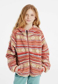 Multikleurige fleecejack met ritssluiting, voorzien van horizontale strepen in rood, roze en blauw, en zijzakken. Gelaagd, zacht materiaal.