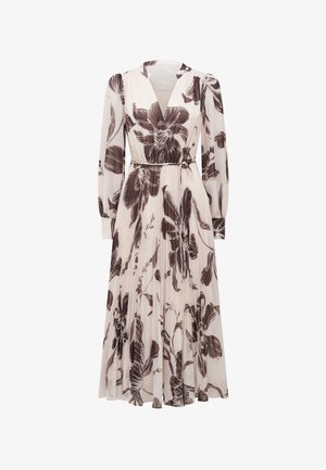 Lange, geplooide jurk van transparant materiaal met een bloempatroon in bruin op een lichte achtergrond, met een V-halslijn en een taille met riem.