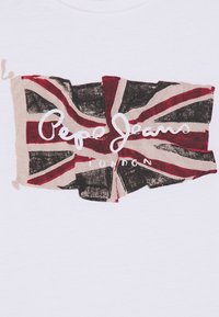 Bílý tričko s grafikou vlajky Union Jack v červené, černé a béžové barvě, s nápisem "Pepe Jeans London" pod ním.
