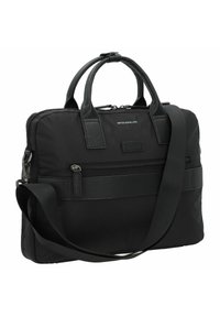 Bolsa de portátil negra fabricada con tejido repelente al agua; cuenta con asas dobles, correa de hombro desmontable, acentos de cuero y un bolsillo frontal con cremallera.