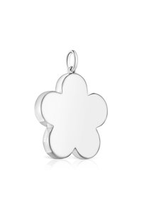 Ciondolo argento a forma di fiore con superficie liscia e riflettente, caratterizzato da petali arrotondati e un anello superiore per il fissaggio.