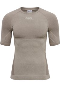 Camisa deportiva de manga corta en beige claro, hecha de una tela texturizada con un diseño ajustado. Presenta acentos de malla y una marca sutil.