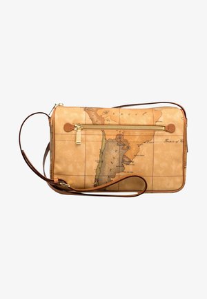 Borsa a tracolla rettangolare color talpa con un design a mappa, caratterizzata da una cerniera dorata, dettagli in pelle marrone e una tracolla regolabile.