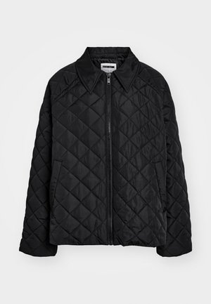 Veste matelassée noire avec un col pointu, fermeture éclair à l'avant et poches latérales. Texture lisse avec un motif en diamant sur le tissu.