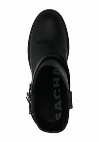 Bottillon en cuir noir avec une texture lisse, présentant un accent de boucle sur le côté et un bout arrondi. L'intérieur montre le nom de la marque "SACHA."