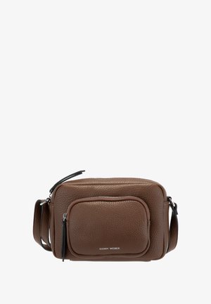 Brun tekstureret læder crossbody taske med frontlomme med lynlås, justerbar skulderrem og "Gerry Weber" logo i hvid på frontlommen.