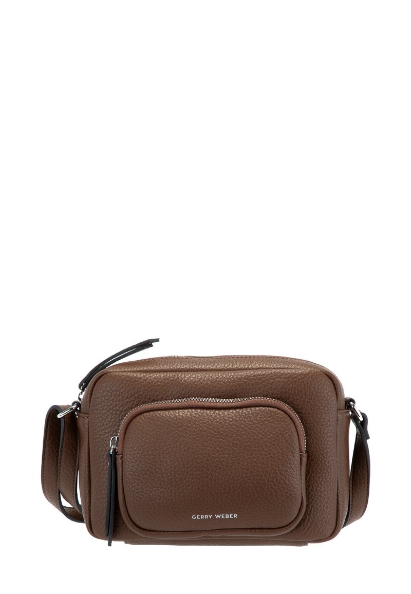 Borsa a tracolla in pelle marrone con texture, dotata di tasca frontale con zip, tracolla regolabile e logo "Gerry Weber" in bianco sulla tasca anteriore.