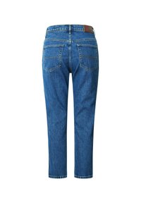 Siniset farkut suoralla lahkeella, joissa on kaksi takataskua ja ruskea nahkalogo vyötäröllä. Klassiset ompelutiedot.