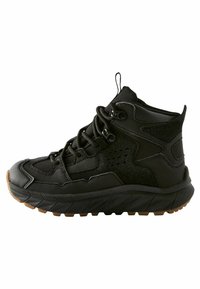 Czarne, wysokie buty trekkingowe wykonane z materiału syntetycznego, z teksturowanymi akcentami, gumową podeszwą z bieżnikiem oraz sznurowanym fasonem zakończonym regulatorem.