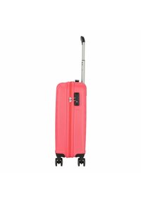 Valigia rigida rosa con manico telescopico argentato, doppie ruote nere e chiusura a zip dotata di lucchetto a combinazione.