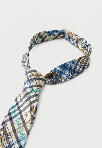 Γραβάτα από καρώ ύφασμα με αφηρημένα μπλε, κίτρινα, μαύρα και λευκά σχέδια, δεμένη με χαλαρό κόμπο σε λευκό φόντο.