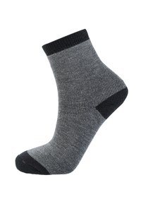 Grå ankelstrømpe med ribbet tekstur, med et mørkegråt stribet bånd ved manchet og forstærket mørkegrå hæl og tå.